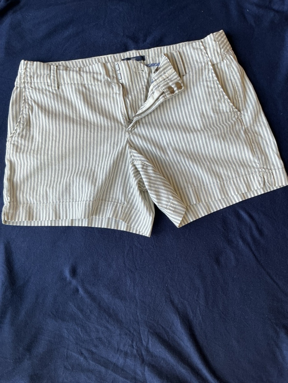 GAP Shorts Gray & White Pinstripes Sz 6